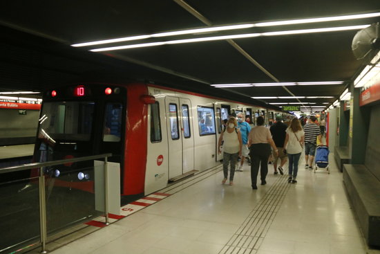 A metro leaving an underground station in Barcelona on August 3, 2020 (by Albert Cadanet)