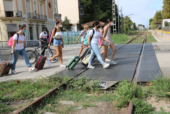 A group of tourists crosses an old train link in Salou, in August 2020 (by Núria Torres)