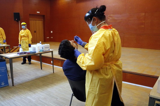 A medical professional performs a PCR test on a person in Lleida (by Oriol Bosch)