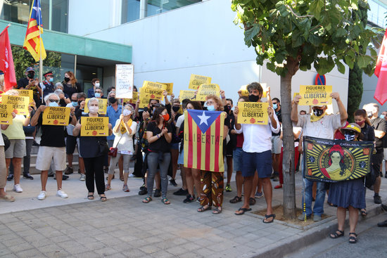 A group of pro-independence supporters gather in front of the courthouse in Figueres to give support to those being investigated for the border protest (by Aleix Freixas)