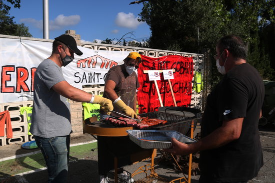 Workers at the Sanit-Gobain factory prepare food during the protest breakfast, demonstrating against the closure of the glass division (by Mar Rovira)
