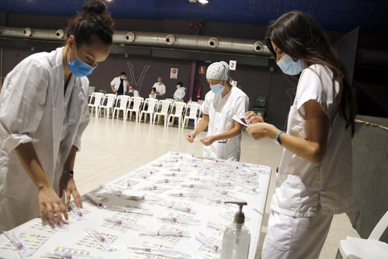 Some health professionals prepare a targeted mass Covid-19 screening in Tàrrega, western Catalonia, on September 7, 2020 (by Oriol Bosch)