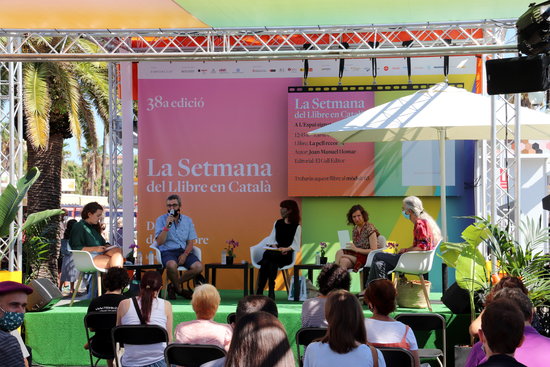 Author Irene Vallejo speaks on stage at one of the events planned at the 38th Catalan Book Week (by Natàlia Costa)