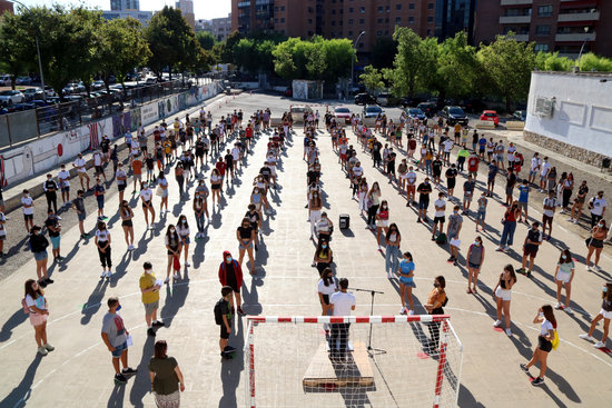 Students in Institut Antoni de Martí i Franquès, in Tarragona, keeping safety distances on the first day of classes, on September 14, 2020 (by Roger Segura)