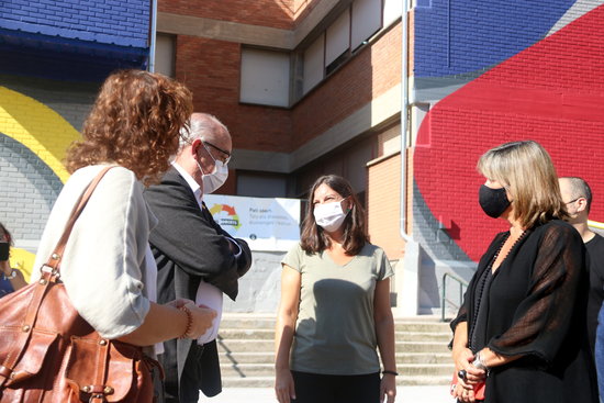 Education minister Josep Bargalló and mayor of L'Hospitalet, Núria Marín, talk to Raquel Garcia, director of Joaquim Ryura School, September 14, 2020 (by Maria Belmez)