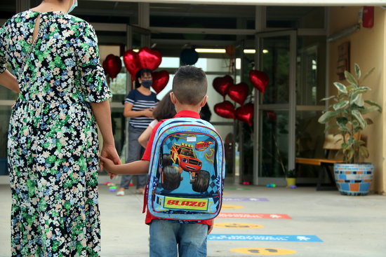 A child arriving at school with his mother, September 17, 2020 (by Àlex Recolons)