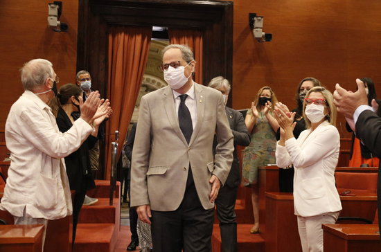 Catalan president Quim Torra enters the Parliament to a round of applause by his colleagues (by Gerard Artigas)