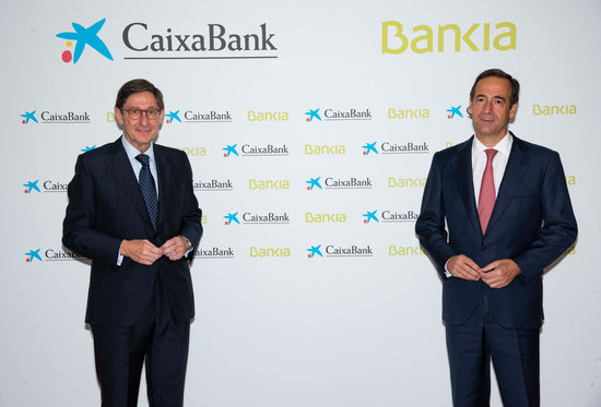 Caixabank's Gonzalo Gortázar (right) to remain CEO following the acquisition of Bankia, with José Ignacio Goirigolzarri serving as executive chairman (by Caixabank)