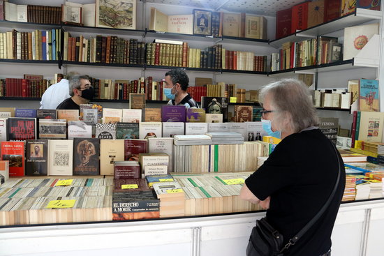 Visitors browse a stall at the 69th edition of the Old and Modern Second-Hand Book Fair in Barcelona, September 2020 (by Pau Cortina)