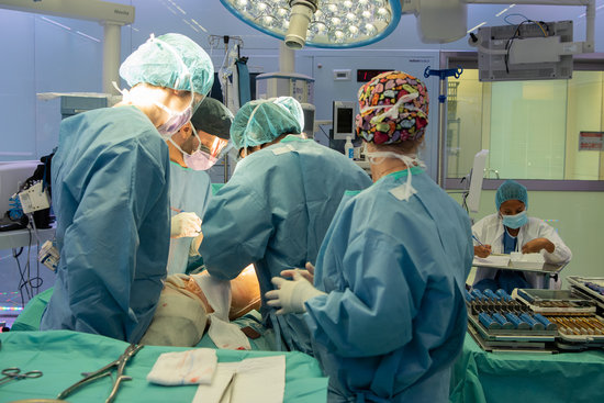 Hip replacement surgery at Barcelona's Hospital Clínic (Image courtesy of Hospital Clínic)