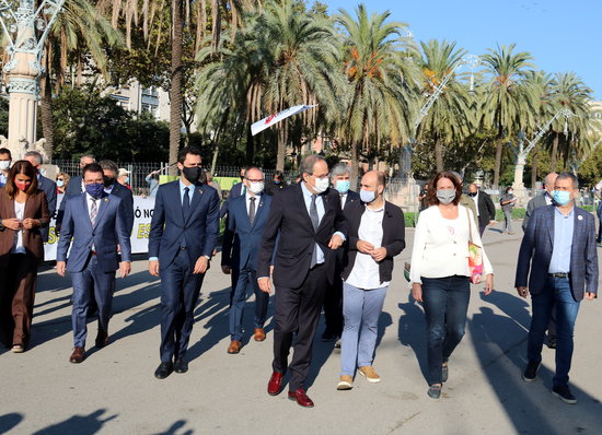 The Catalan president, Quim Torra, supported by government members, parties and civil organizations, heading to the Catalan High Court on September 23, 2020 (by Pol Solà)