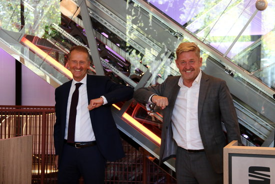 Volkswagen Group chairman Herbert Diess (left) and new Seat president Wayne Griffiths bump elbows, September 23, 2020 (Laura Pous)