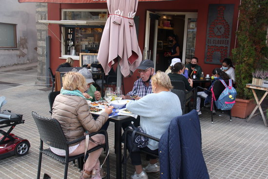 Several people in a bar terrace in Puigcerdà, on September 23, 2020 (by Albert Lijarcio)