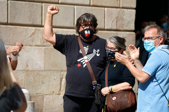 Jordi Pesarrodona raises his fist in Plaça Sant Jaume, Barcelona, September 28, 2020 (by Blanca Blay)