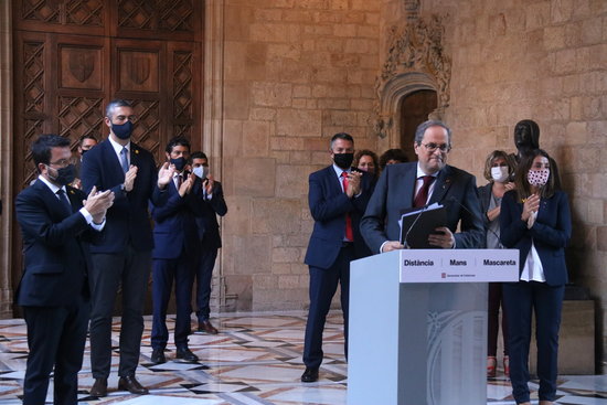 Catalan president Quim Torra surrounded by his ministers (by Mariona Puig)