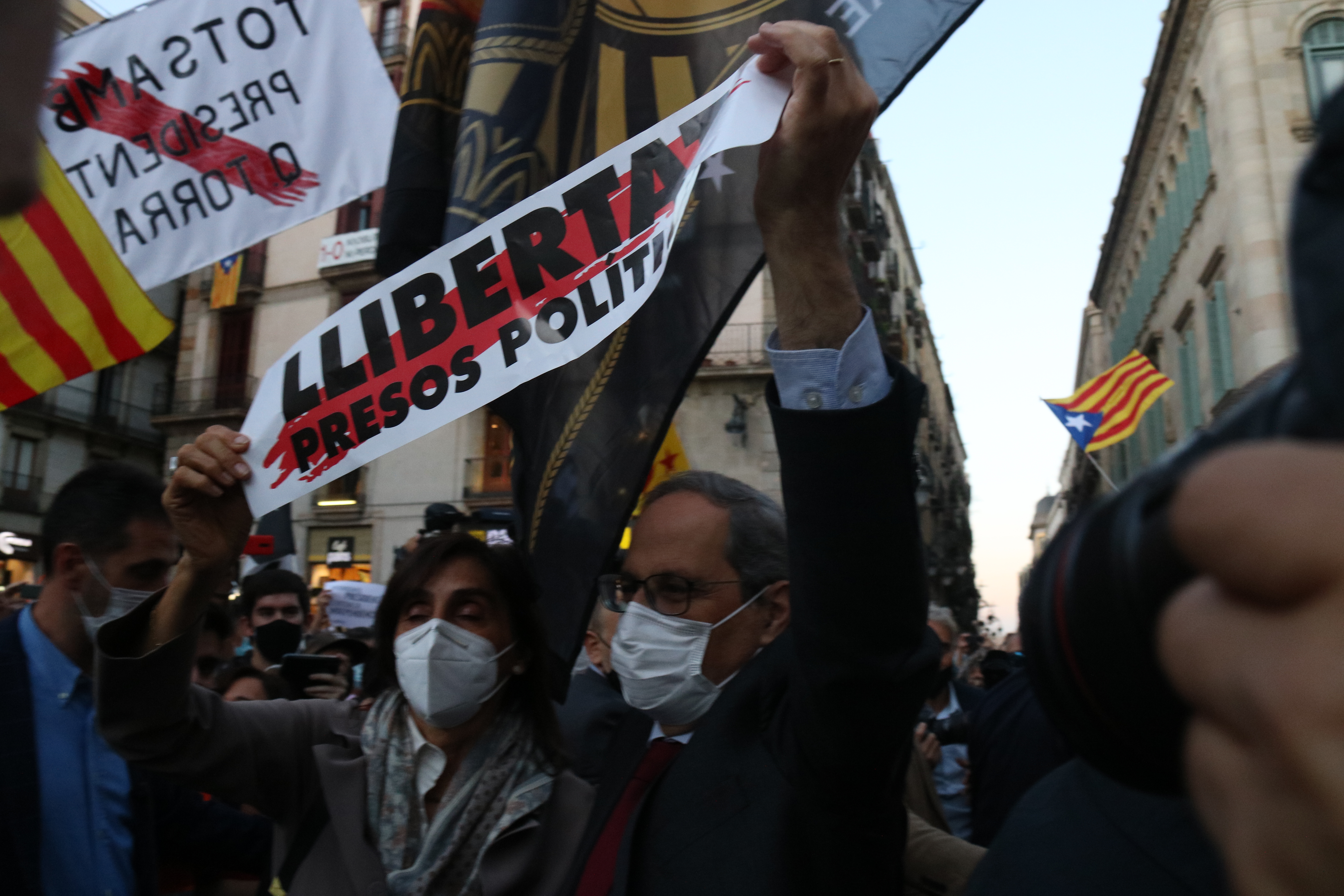 Catalan president Quim Torra abandons the government headquarters surrounded by protesters after being banned from office (by Mariona Puig)