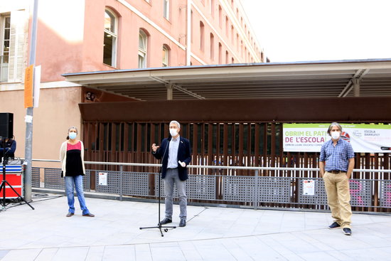Director general of public schools, Josep Gonzàlez-Cambray, Carme Borrell of Barcelona Health Agency and Jacobo Mendioroz of the Public Health Agency address the media, outside Barrufet School in Barcelona, September 29, 2020 (by Laura Fíguls)