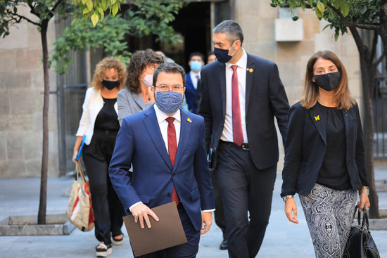 Pere Aragonès walking with ministers before a cabinet meeting (by Jordi Bedmar/Presidència)