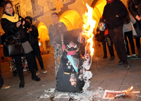 An image of the Spanish king Felipe VI being burned at a protest in 2018 (by Gemma Aleman)
