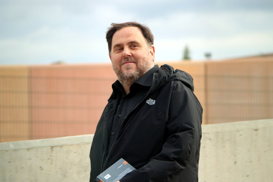 Former vice president Oriol Junqueras leaving the Lledoners prison (by Laura Busquets)