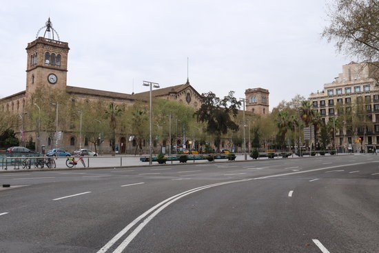 The main building of the University of Barcelona on March 17, 2020 (by Aina Martí)