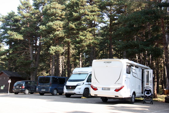 Vehicles parked at one of the car parks of the Alr Pirineu natural park, October 2020 (by Albert Lijarcio)