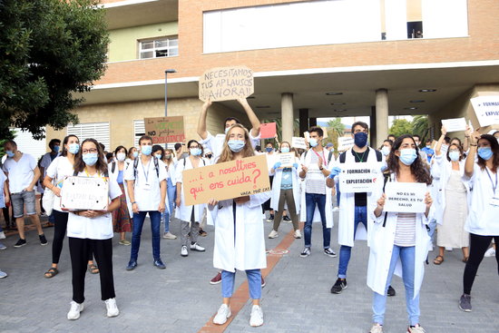 Medical interns on strike outside the Catalan Health Department (by Laura Fíguls)