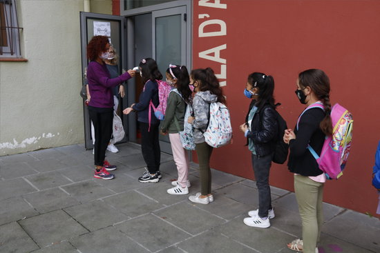 Pupils at a school in Manlleu queue up to get their temperature taken, September 24, 2020 (by Lourdes Casademont)