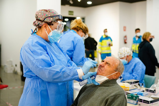 A medical professional performing an antigen test in Madrid in late September 2020 (by Comunidad de Madrid)