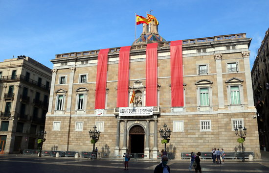 The Catalan government headquarters, in Barcelona, with four red stripes, on October 1, 2020 (by Pol Solà)