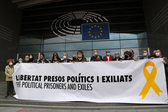 Fifteen MEPs outside the European parliament unfurl the same banner that saw courts oust Catalan president Quim Torra, Brussels, October 7, 2020 (by Natàlia Segura)