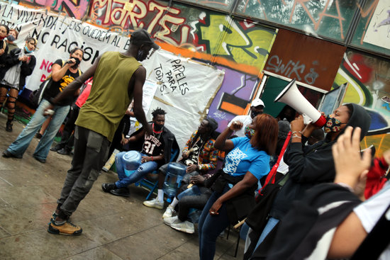 Over 100 people joined the protest against the eviction of the La Caracola group, October 8, 2020 (by Miquel Codolar)