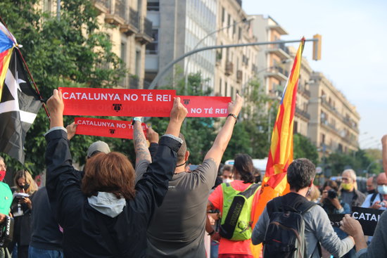 Protests outside Barcelona's Estació de França station to greet King of Spain on October 9, 2020 (by Albert Cadanet)