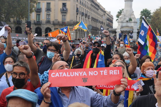 'Catalonia has no king' reads placard at protest over king's visit to Barcelona, October 9, 2020 (by Albert Cadanet)