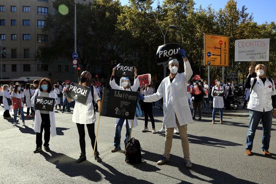 Doctors block roads during a primary healthcare strike on October 13 (by Laura Fíguls)
