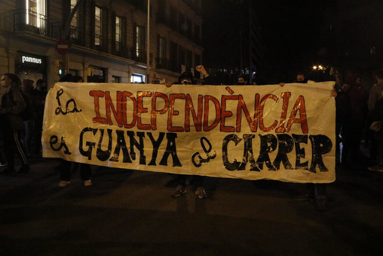 The banner at the beginning of the pro-independence march markig the first anniversary of the Catalan leaders' sentencing, reading 'Independence is achieved in the streets' (by Blanca Blay)