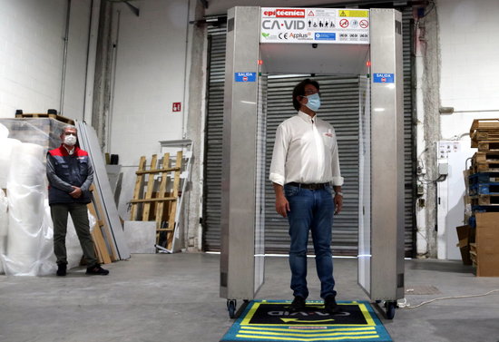 Pablo Donadio, CEO of Epitécnica, models the CA-VID tunnel that deactivates Covid-19 (by Àlex Recolons)