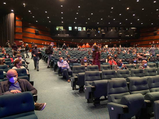 Attendees at the Sitges 2020 Film Fetsival wait for the beginning of a screening (by Pere Francesch)