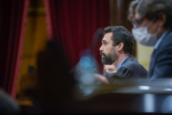 Parliament president Roger Torrent speaks during a plenary session (photo by ERC)