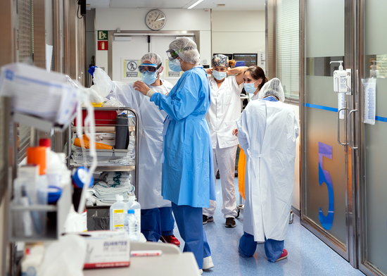 Health workers in the coronavirus area of Barcelona's Hospital Clínic (by Francisco Àvia/Hospital Clínic)