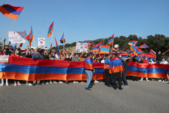 Protest on the AP-7about the Armenia-Azerbaijan on October 24, 2020 (photo by Gerard Vilà)
