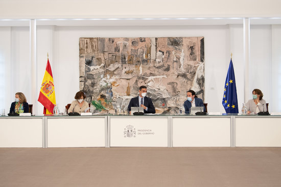 The Spanish government holds an emergency meeting to declare the state of alarm on October 25, with president Pedro Sánchez in the middle (by Moncloa/Borja Puig de la Bellacasa)