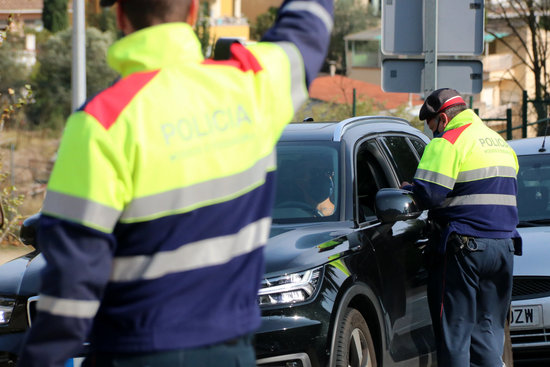 Catalan police officers stop cars (by Gemma Sánchez)