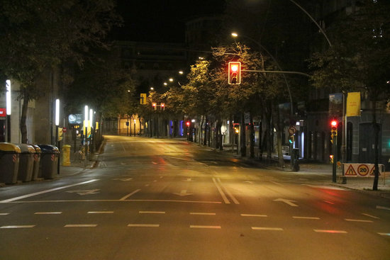 Girona's Gran Via Jaume I empty on Sunday October 25, 2020 during night curfew (by Gerard Vilà)