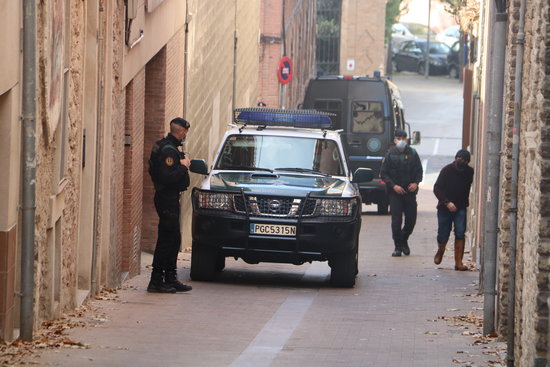 Some Spanish Guardia Civil police vehicles outside businessman Oriol Soler's home in Igualada, on October 28, 2020 (by Mar Martí)