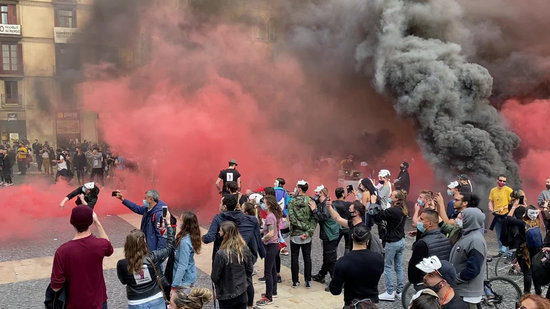 Protesters from restaurant sector set off smoke bombs in Plaça Sant Jaume, Barcelona, October 28, 2020 (by Alan Ruiz)