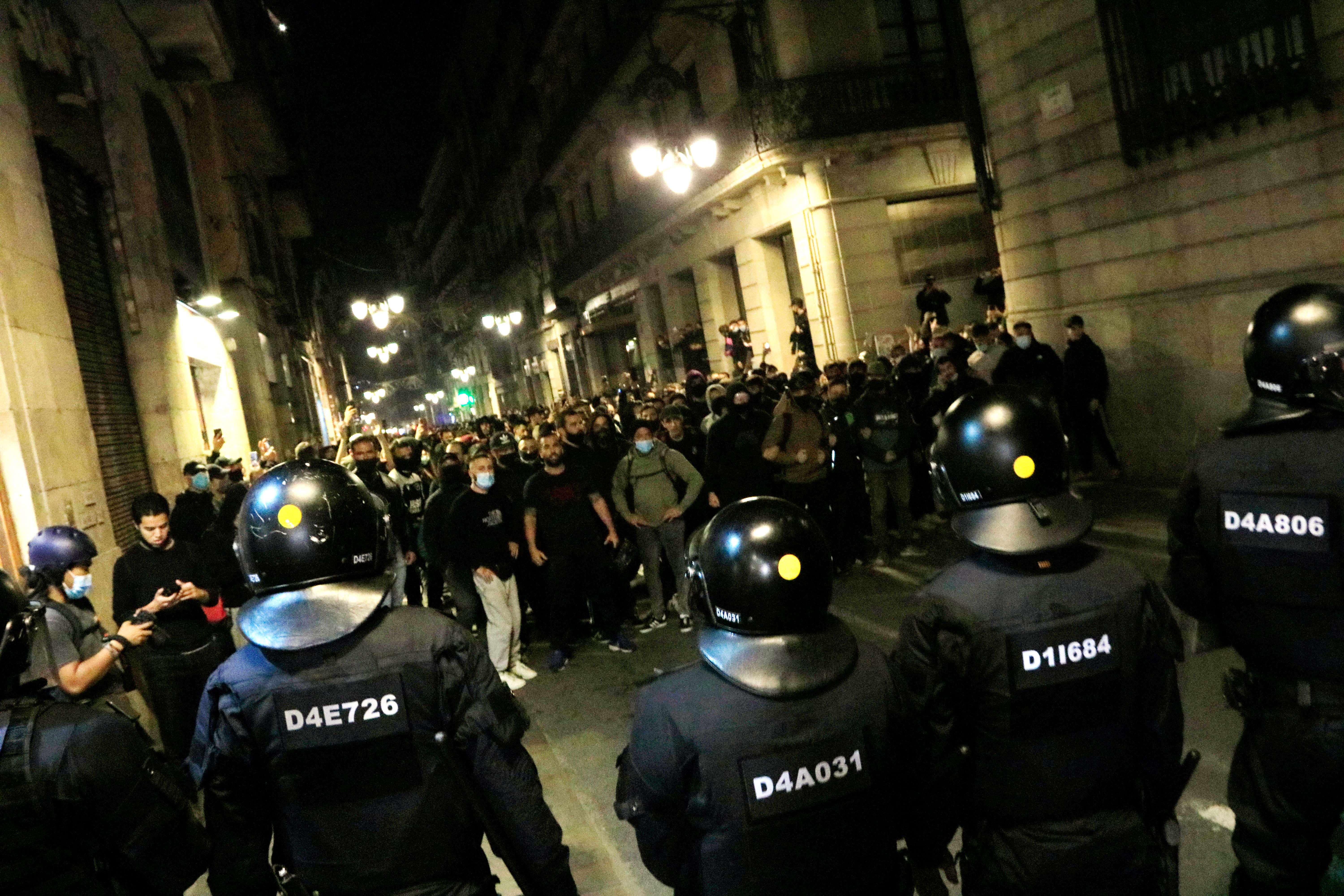 Anti-restrictions protesters in front of Catalan police officers (by Laura Fíguls)