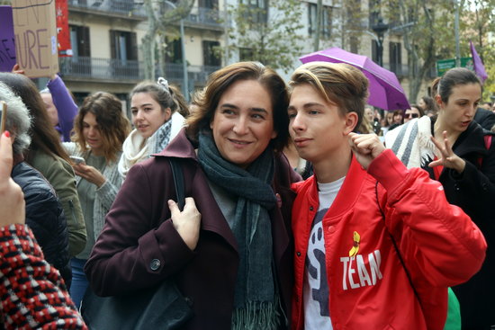 Barcelona mayor Ada Colau gets a photograph with a demonstrator at the Feminist November march in Barcelona in 2018 (by Pere Francesch)