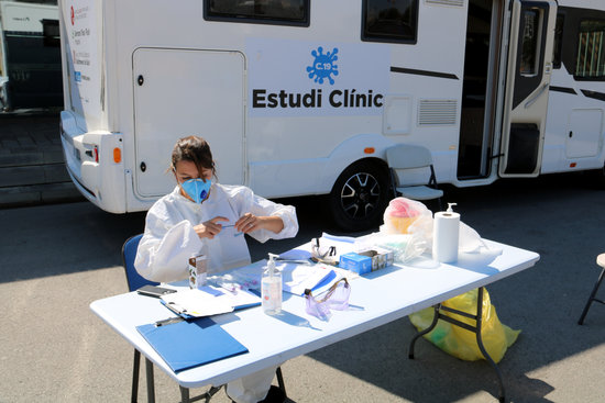 A health worker during a clinical trial for hydroxychloroquine in Barcelona (by Lorcan Doherty)