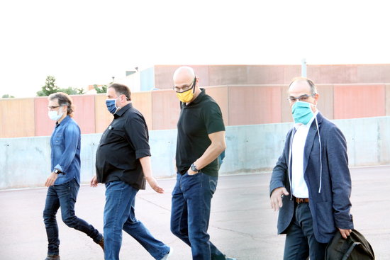 Jailed Catalan leaders leave the Lledoners penitentiary for a day. From left to right: Jordi Cuixart, Oriol Junqueras, Raül Romeva, and Jordi Turull (by Mar Martí)